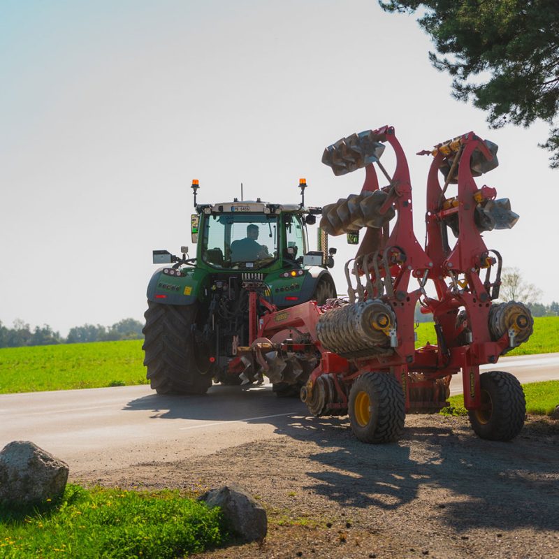 Traktor som høster på et jorde.