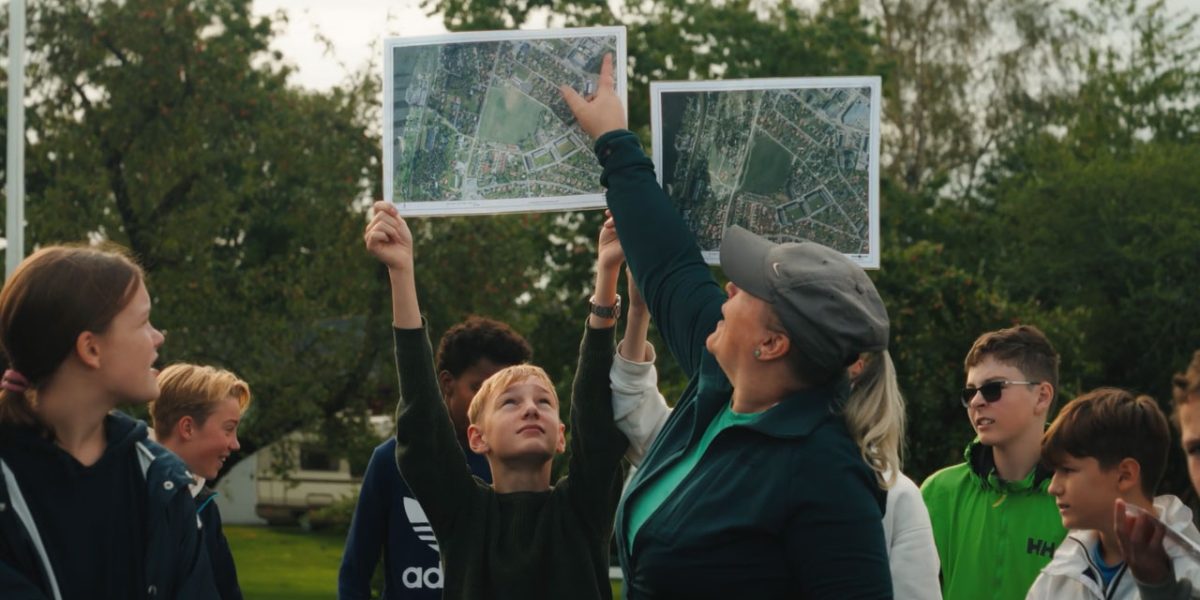 Elever som får undervisning om jordvern